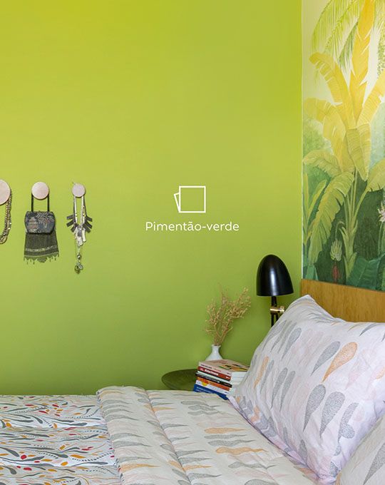 Parede do quarto da Joana Lira renovada na cor Pimentão-verde da Suvinil