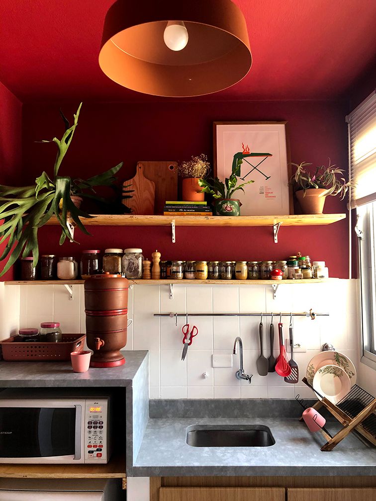 cozinha da jornalista isadora attab reformada com a tinta rubi suvinil Cozinha da Jornalista Isadora Attab repaginada na cor Rubi Suvinil
