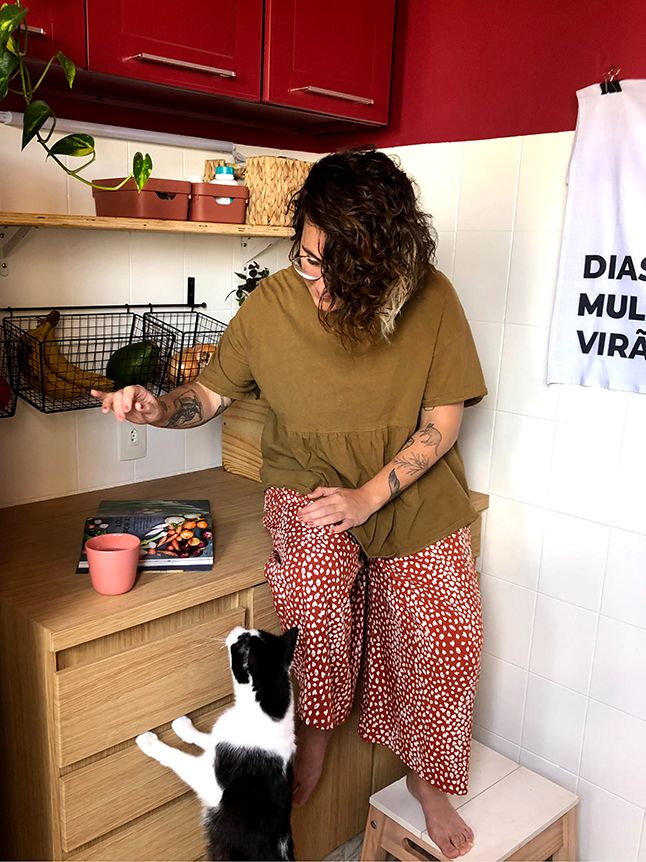 jornalista isadora attab na cozinha transformada na cor rubi suvinil Jornalista Isadora Attab na cozinha transformada na cor Rubi Suvinil