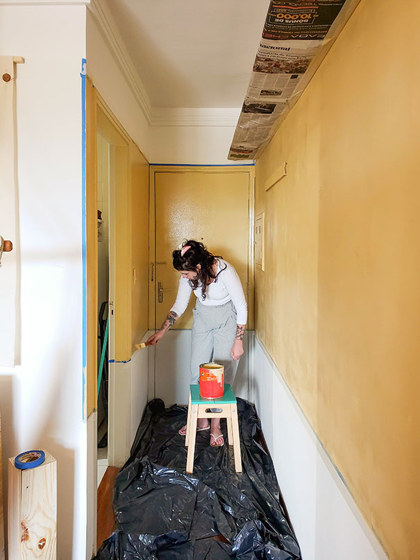Raquel pintando a parede do corredor com tinta Suvinil