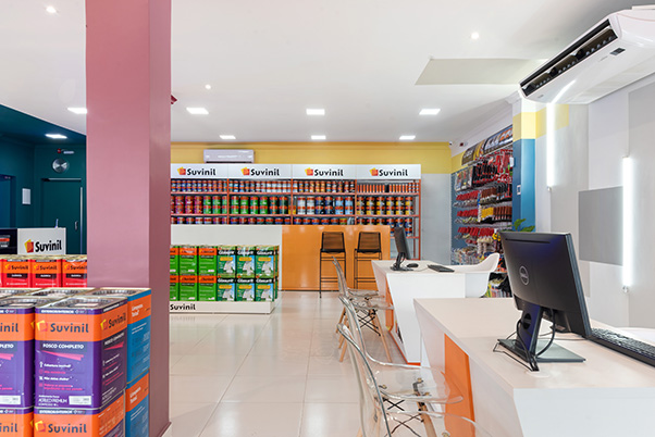 Loja Monza Tintas em Cuiabá com espaço único em 30 cores Suvinil