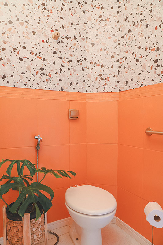 Canto do banheiro da Lari Cunegundes pintada com a cor Ocre da Suvinil
