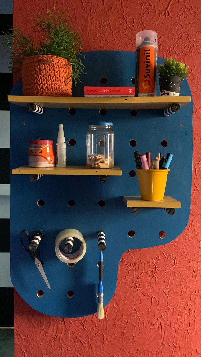 estante pegboard com ferramentas e lata de tinta suvinil Estante com ferramentas e uma lata de tinta Suvinil