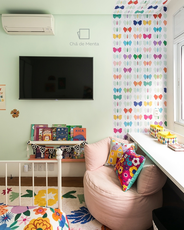 Detalhe da Parede com TV cor Chá de Menta Suvinil | Quarto infantil com papel de parede colorido | Fotos de Renata D