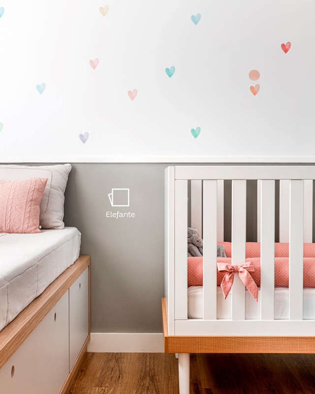 Detalhe de coração na parede do quarto de bebê na cor Elefante Suvinil | Berço e Cama com elementos de madeira
