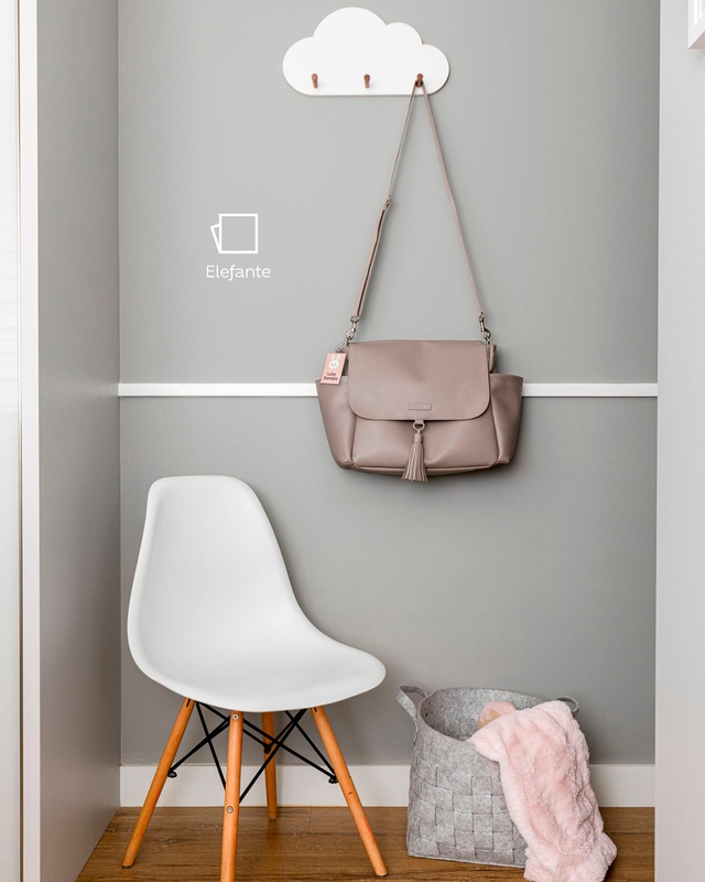 Parede do quarto de bebê na cor Elefante Suvinil | Cadeira branca e bolsa cinza no suporte de parede em formato de nuvem