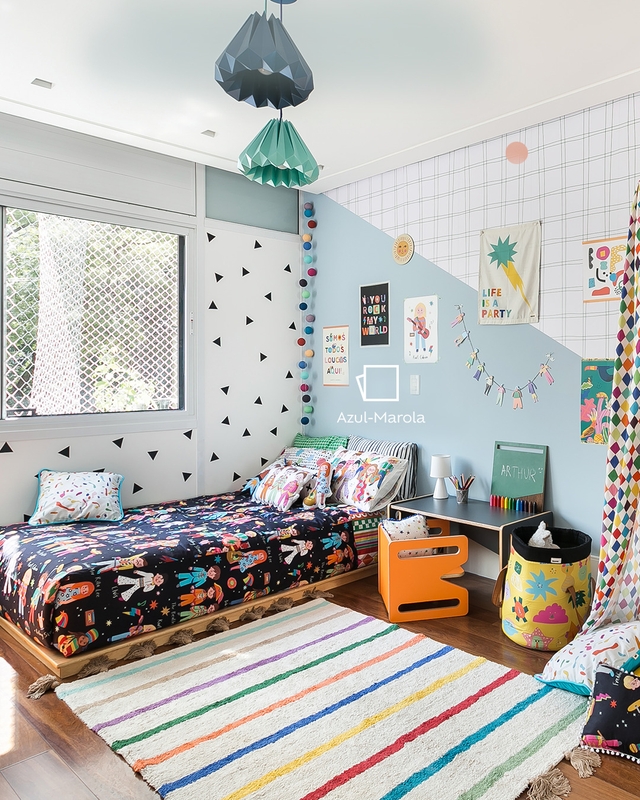 Parede do quarto infantil na cor Azul-Marola Suvinil e papel de parede geométrico | Detalhes da decoração infantil