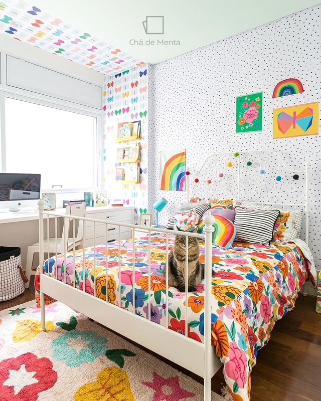 Projeto Gabi Marques e Mooui | Quarto infantil com papel de parede colorido | Teto na cor Chá de Menta Suvinil 