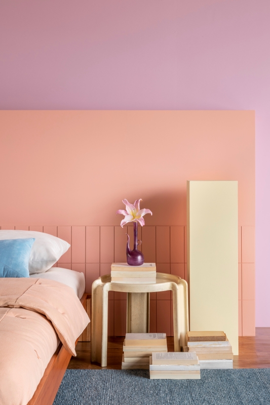 Ambiente Inspirador com a cabeceira da cama colorida na cor Açucena Suvinil | Foto de Renato Navarro