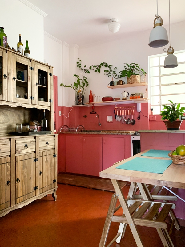 Cozinha charmosa com armários cor de rosa | Móveis de madeira | Chão de cimento vermelho | móveis e azulejos na cor Rosa-Floral
