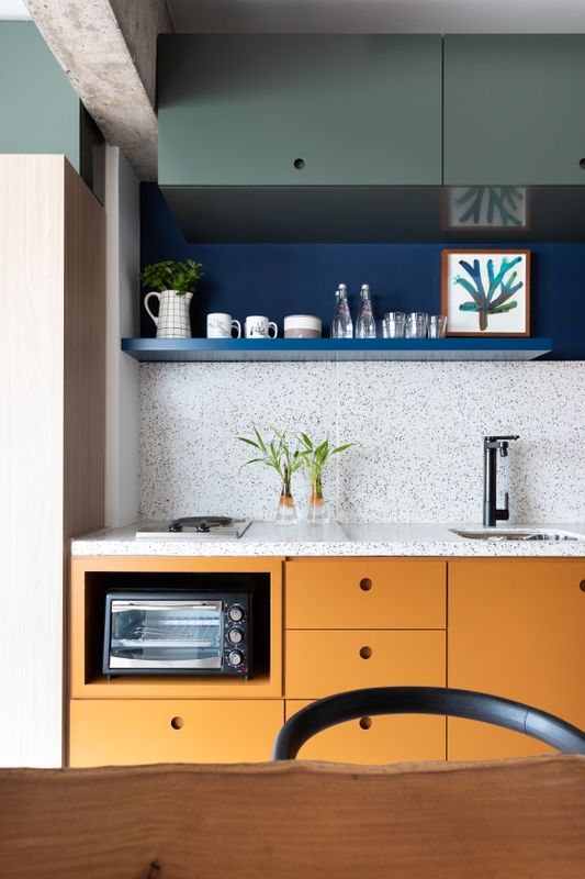 Cozinha colorida com armário nas cores Verde-Colegial, Azul-Marinho e Mostarda Dijon Suvinil | Foto de Lufe Gomes