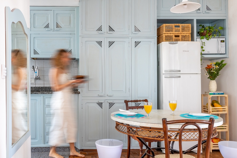 Cozinha reformada com armário na cor Pirineus Suvinil | Móveis de madeira | Parceria Histórias de Casa