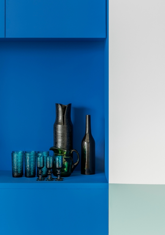 Cristaleira na cor Sombra Azul Suvinil | Contemporaneidade é o efeito que a pintura | Decoração azul, verde e preta