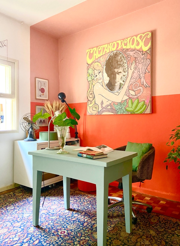 Home office colorido na cor Mantra Suvinil | Mesas e cadeiras coloridas para renovar o ambiente | janela e rack branco
