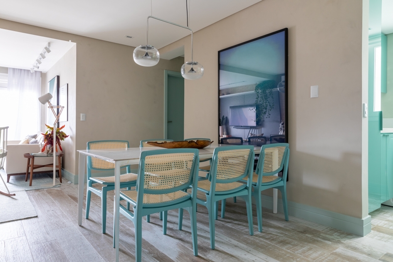 Mesas e cadeiras coloridas | Sala de jantar com cadeira azul na cor Mar Calmo Suvinil e decoração praiana
