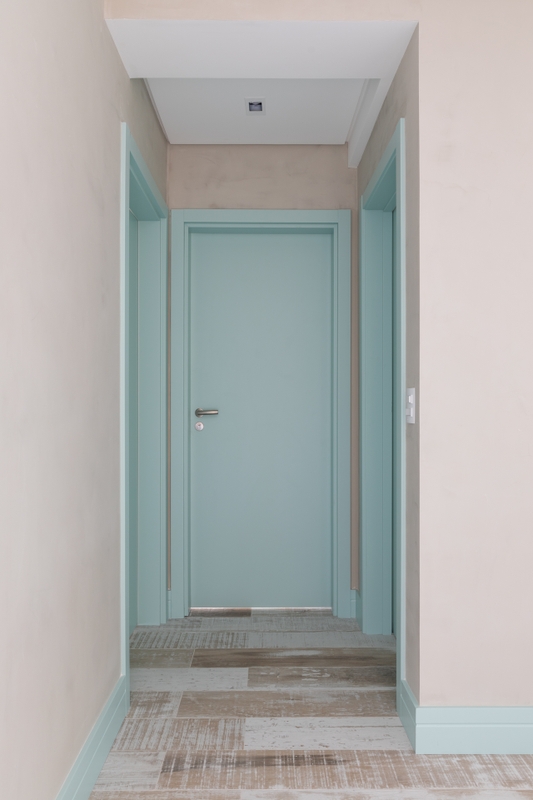  Apartamento praiano com porta de entrada em tom de azul | Hall de entrada nas cores Mar Calmo e Petúnia Branca Suvinil