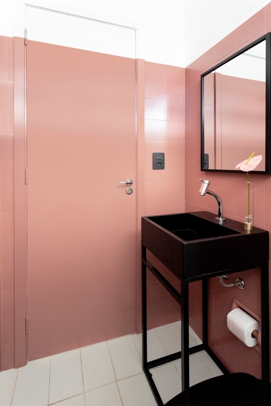 Banheiro em tom de rosa e preto, teto branco e porta colorida | Ambiente na cor Marrom-Rosado Suvinil | Foto Apartamento 203