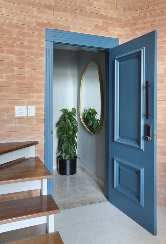 Hall de entrada cinza com porta de entrada na cor Azul-Infinito Suvinil