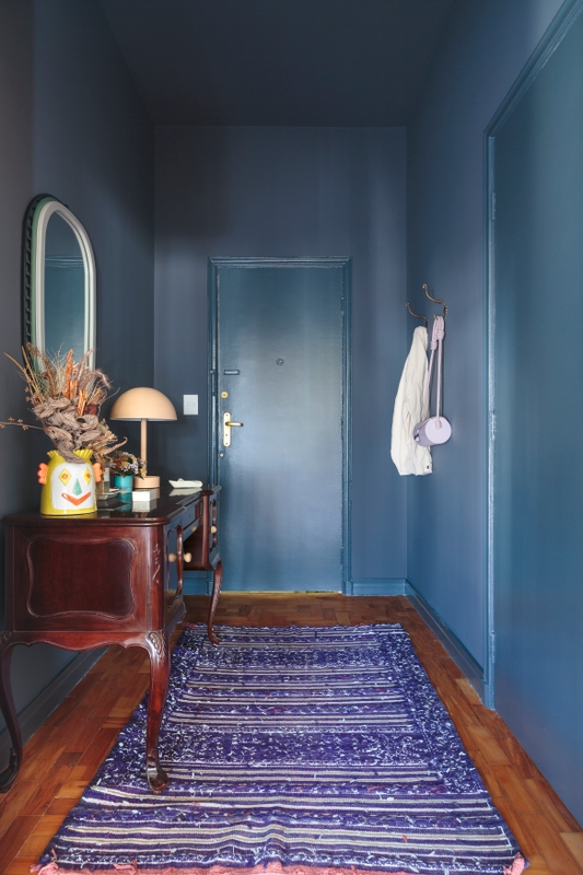 Hall de entrada em tom de azul escuro na cor Terra da Garoa Suvinil | Foto de Felco - Parceria Histórias de casa
