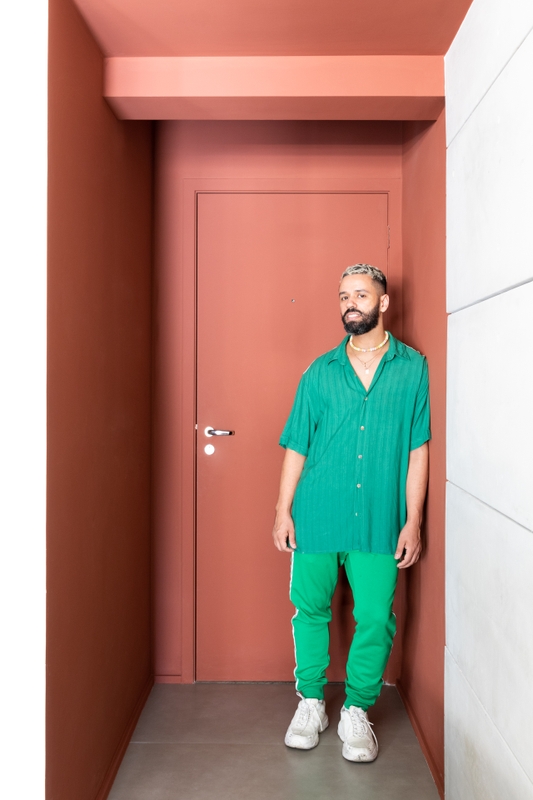 Homem encostado no Hall de entrada e teto rosa | Porta na cor Hena Suvinil Homem encostado no Hall de entrada e teto rosa | Porta na cor Hena Suvinil.