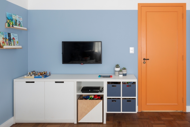 Quarto com teto branco, parede azul e porta laranja | Ambiente com as cores Ocre, Azul Etéreo e Baleia Azul Suvinil