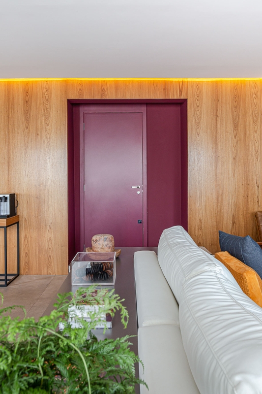 Sala de estar destacada com porta de entrada colorida na cor Framboesa Suvinil