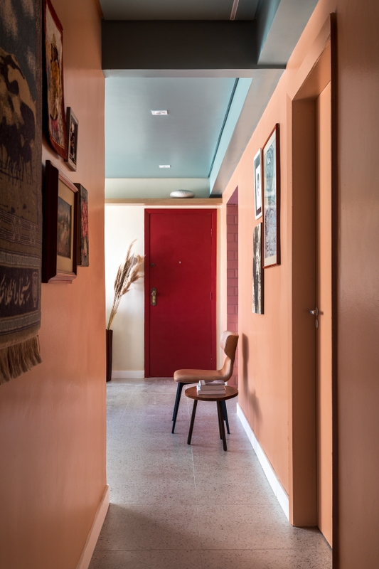 Sala decorada e colorida com porta de entrada em tom vermelho | Ambiente nas cores Desejo, Flor-de-Anis e Mantra Suvinil