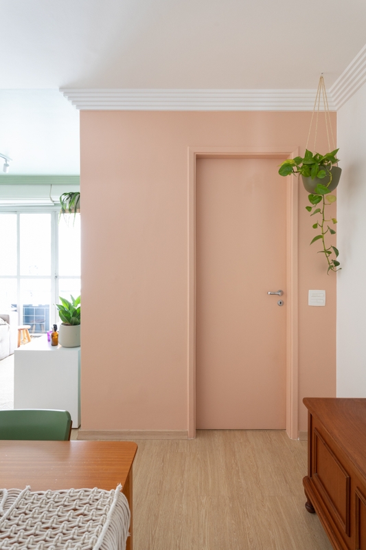  Sala de jantar com parede e porta em tom de rosa claro | Ambiente nas cores Choconhaque e Capim de Cheiro Suvinil