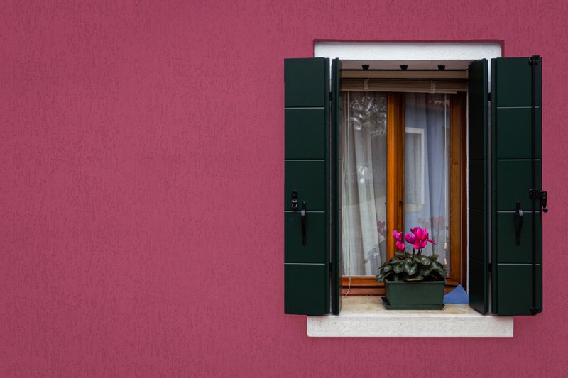Fachada da casa com personalizadade, inspirada nas flores com a cor Gérbera Vermelha Suvinil 