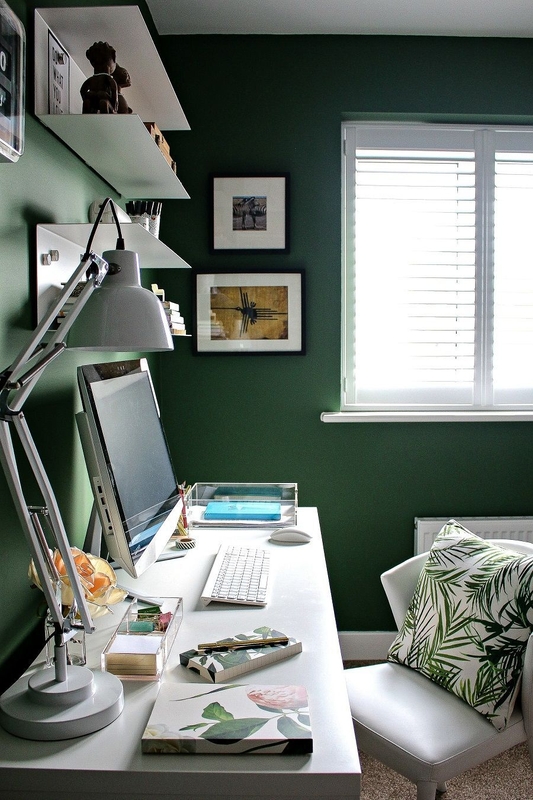 Escrivaninha branca, com paredes pintadas na cor Plantação de Hortaliças Suvinil e decorações em branco e verde no ambiente.