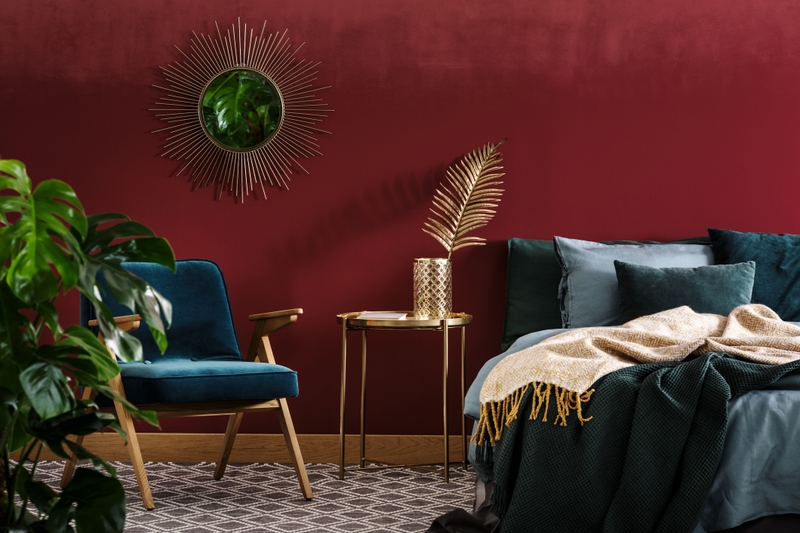 Quarto de casal com detalhes em tons de cinza, parede na cor Desejo Suvinil e objetos de decoração em dourado. Quarto de casal com detalhes em tons de cinza, parede na cor Desejo Suvinil e objetos de decoração em dourado.