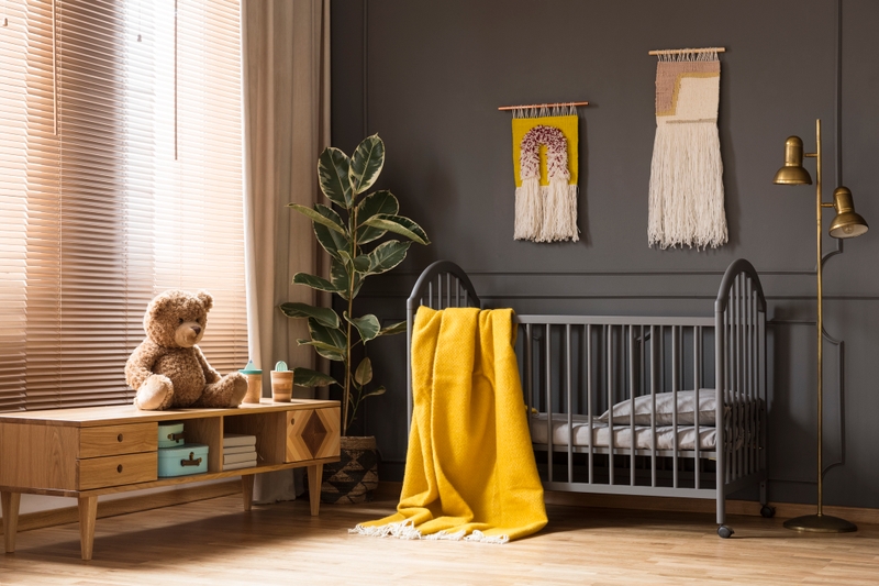 Quarto infantil com paredes na cor Cinza Fechado Suvinil, berço cinza escuro e decorações em madeira e cores claras. Quarto infantil com paredes na cor Cinza Fechado Suvinil, berço cinza escuro e decorações em madeira e cores claras.