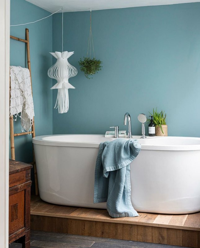 Banheiro com ambiente tranquilo que se assemelha à cor do céu | Paredes na cor Azul-refrescante Suvinil
