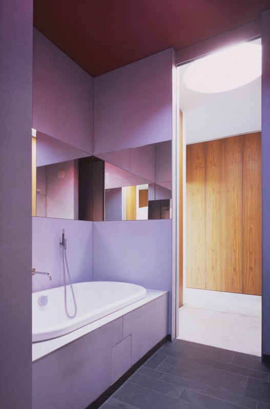 Banheiro com clima aconchegante | Paredes na composição de cores Flor-de-gerânio e Roxo Profundo Suvinil
