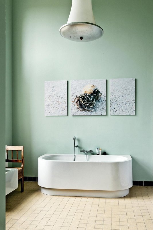 Banheiro com clima de SPA | Revestimento cerâmico contrasta com a pintura na cor pistache Suvinil