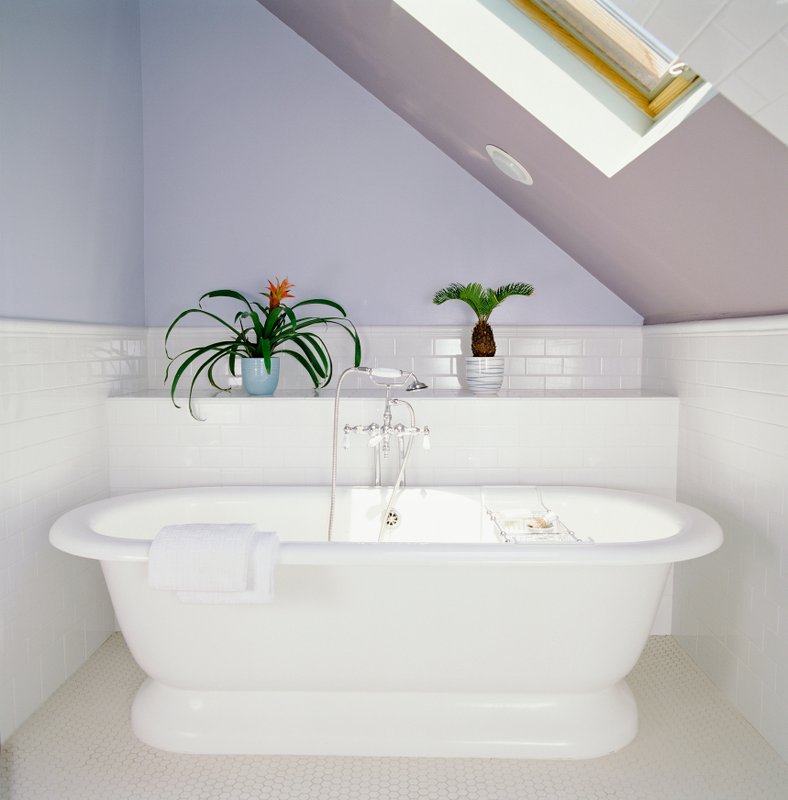 Banheiro com mood delicado, revestimentos brancos com leve brilho | Parede na cor Pó de Arroz Suvinil