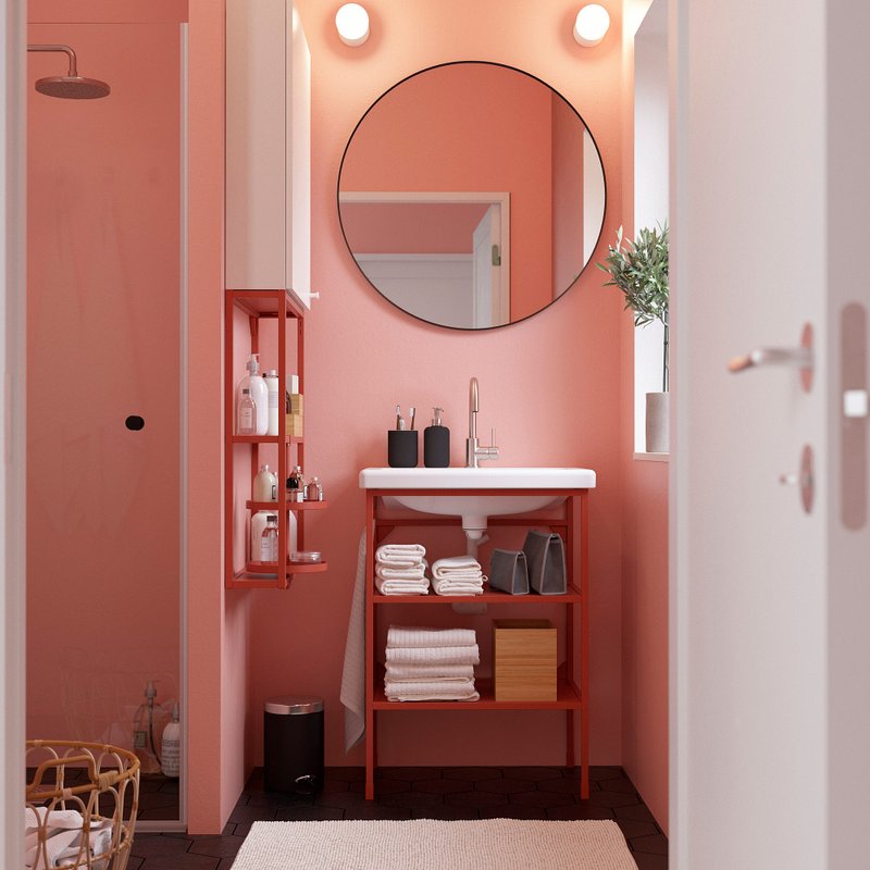 Banheiro com vibe aconchegante na cor rosa que combina com o vermelho dos móveis | Paredes na cor Calêndula Suvinil Banheiro com vibe aconchegante na cor rosa que combina com o vermelho dos móveis | Paredes na cor Calêndula Suvinil