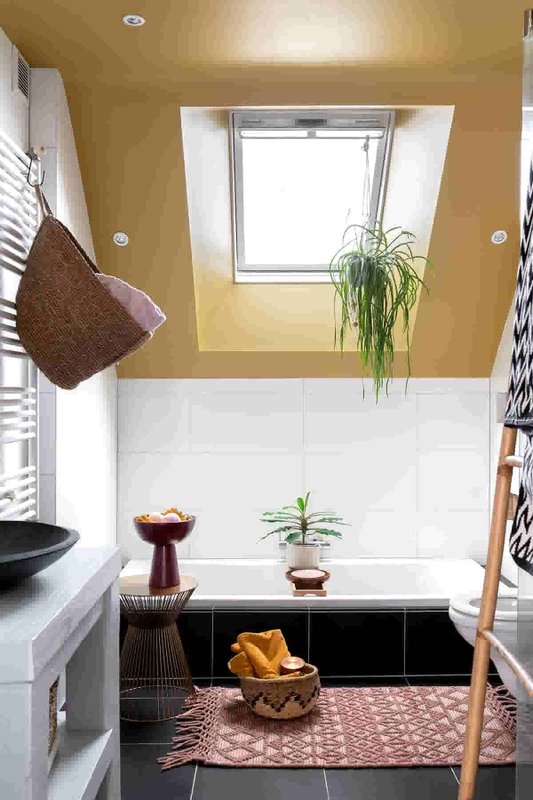 Banheiro em clima de calma e tranquilidade | Revestimentos brancos | Parede na cor Seiva de Cajueiro Suvinil