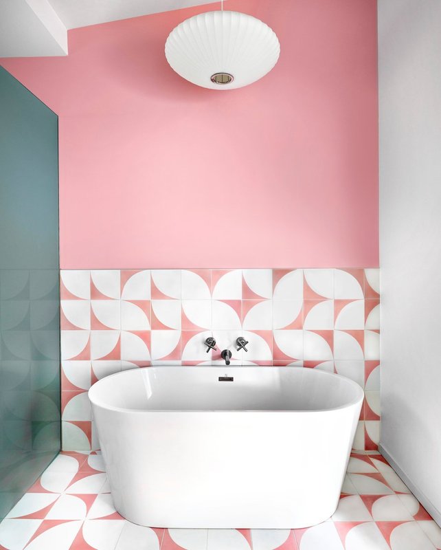 Banheiro em combinação charmosa entre parede pintada e ladrilhos estampados | Parede na cor Balé Romântico Suvinil
