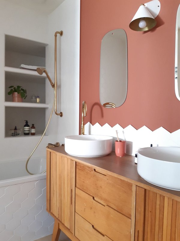 Banheiro em harmonia com a madeira e o revestimento branco | Parede na cor Argila Vermelha Suvinil