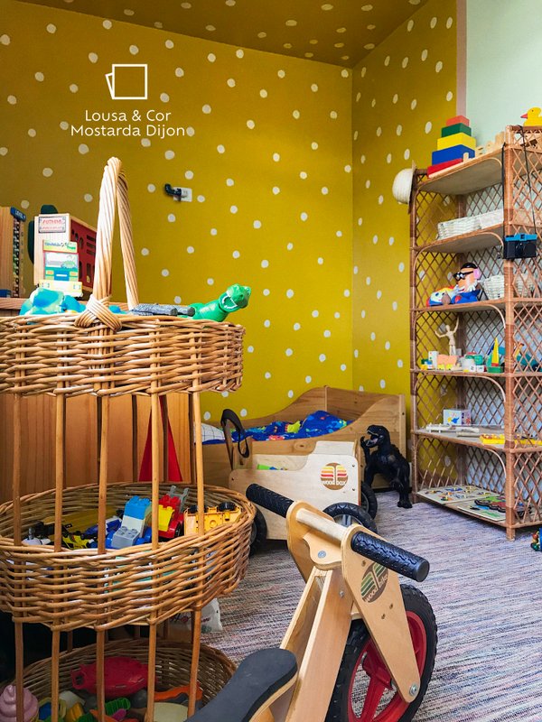 Brinquedos destacados na imagem e paredes com a Suvinil Lousa & Cor Mostarda Dijon para dar o toque especial ao quarto.