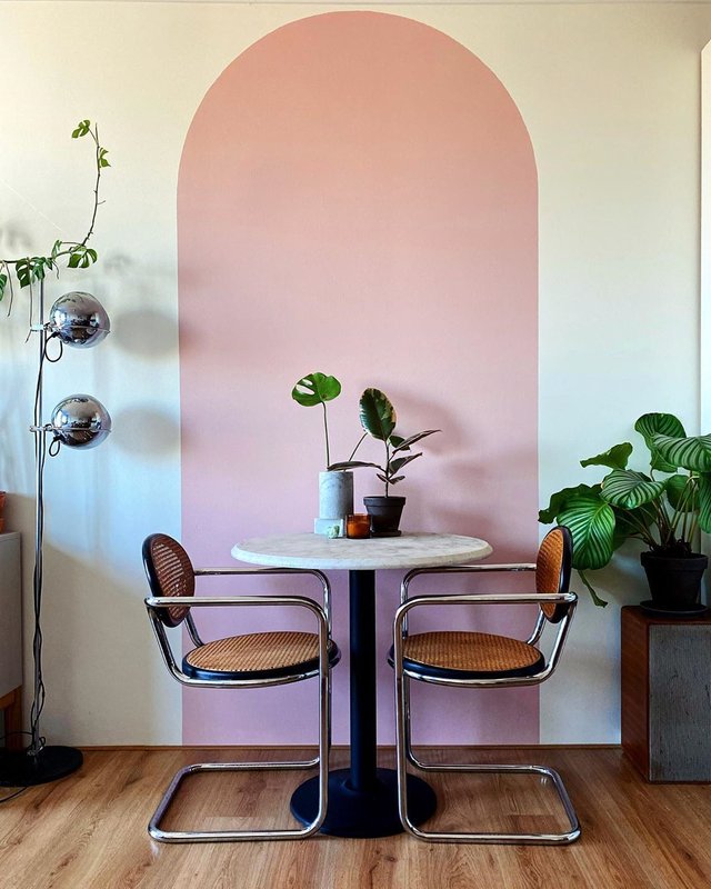 Móveis e Pinturas circulares na sala de jantar | Parede com Portal rosa na cor Petúnia Rosa Suvinil | Aposte nos círculos