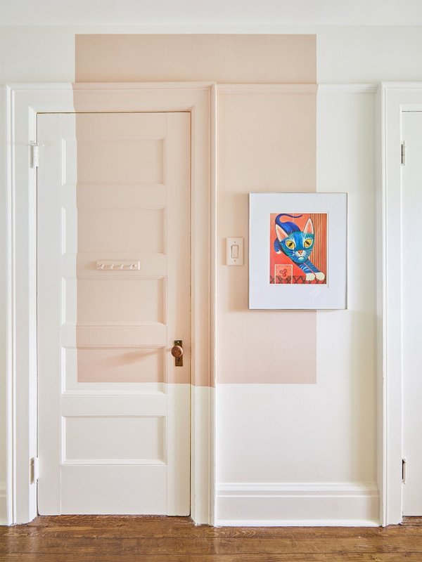 Porta de entrada criativa e elegante com efeito no hall de entrada | Veja a cor Pasta de Amendoim Suvinil