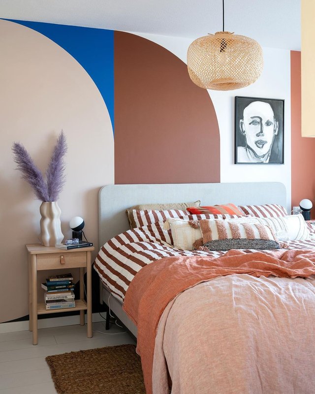 Quarto de casal com Desenho orgânico nas cores Pasta de Amendoim, Sombra Azul e Castanho Suvinil Quarto de casal com Desenho orgânico nas cores Pasta de Amendoim, Sombra Azul e Castanho Suvinil