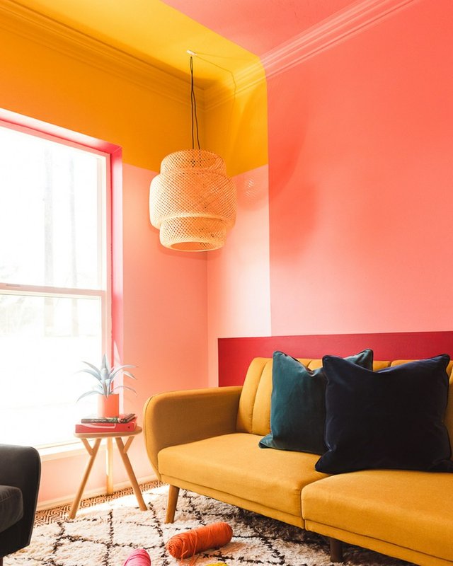 Tons quentes e abertos na sala formam uma pintura exuberante nas cores Amarelo Bandeira, Cacharrel e Sol da Tarde Suvinil