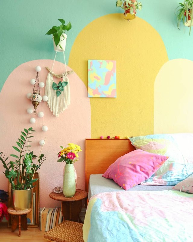 Visual colorido e inspirador no quarto de casal com parede em Efeito Geométrico nas cores Água Marinha e Gengibre Suvinil. Visual colorido e inspirador no quarto de casal com parede em Efeito Geométrico nas cores Água Marinha e Gengibre Suvinil.