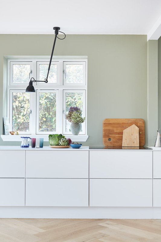Cozinha Integrada no estilo minimalista | A cor Verde-Gasoso Suvinil trouxe mais leveza ao espaço. Cozinha Integrada no estilo minimalista | A cor Verde-Gasoso Suvinil trouxe mais leveza ao espaço.