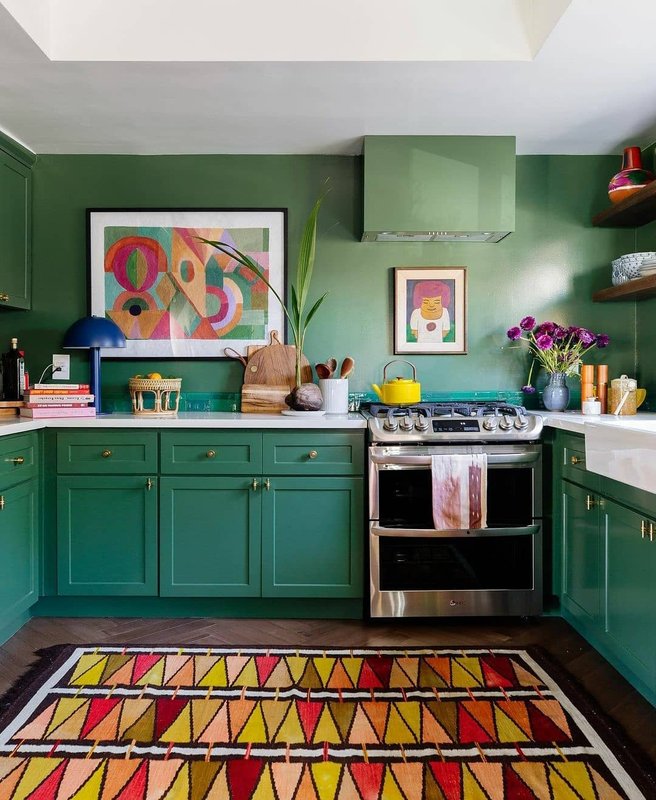 Cozinha Integrada com paredes e bancadas em um tom de verde | Tapete com estampa geométrica | Cor Estância Suvinil