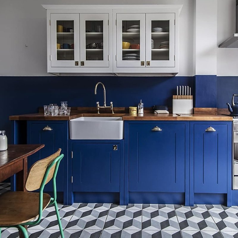 Cozinha integrada com pintura colorida | Faixa do backsplash em frente à pia | Escolha a cor Azul-Cobalto Suvinil