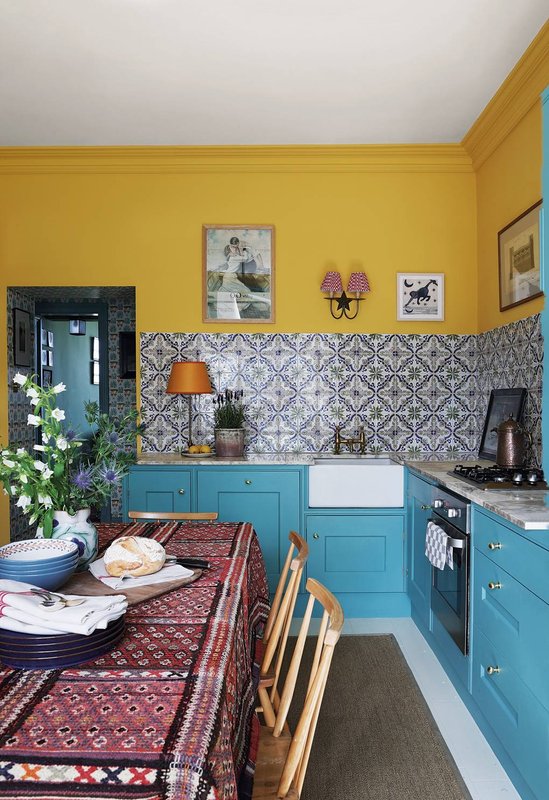 Parede da cozinha em amarelo na parte superior | Inferior com azulejos azuis e brancos | Escolha a cor Dia de Sorte Suvinil.